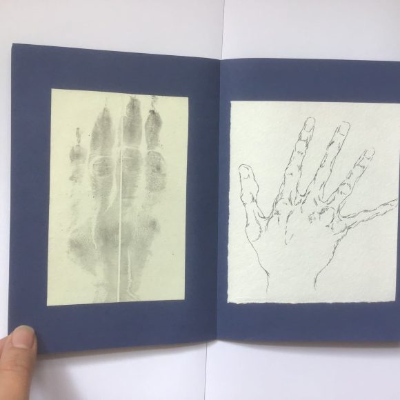 Mariya Marinova, “Mano / autoritratto”, libro d’artista, disegni (inchiostro di china su carta di varia qualità) impronte (carboncino su carta), 16 x 24 cm , 2019