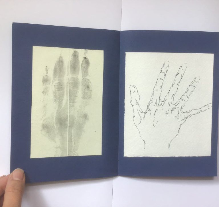 Mariya Marinova, “Mano / autoritratto”, libro d’artista, disegni (inchiostro di china su carta di varia qualità) impronte (carboncino su carta), 16 x 24 cm , 2019